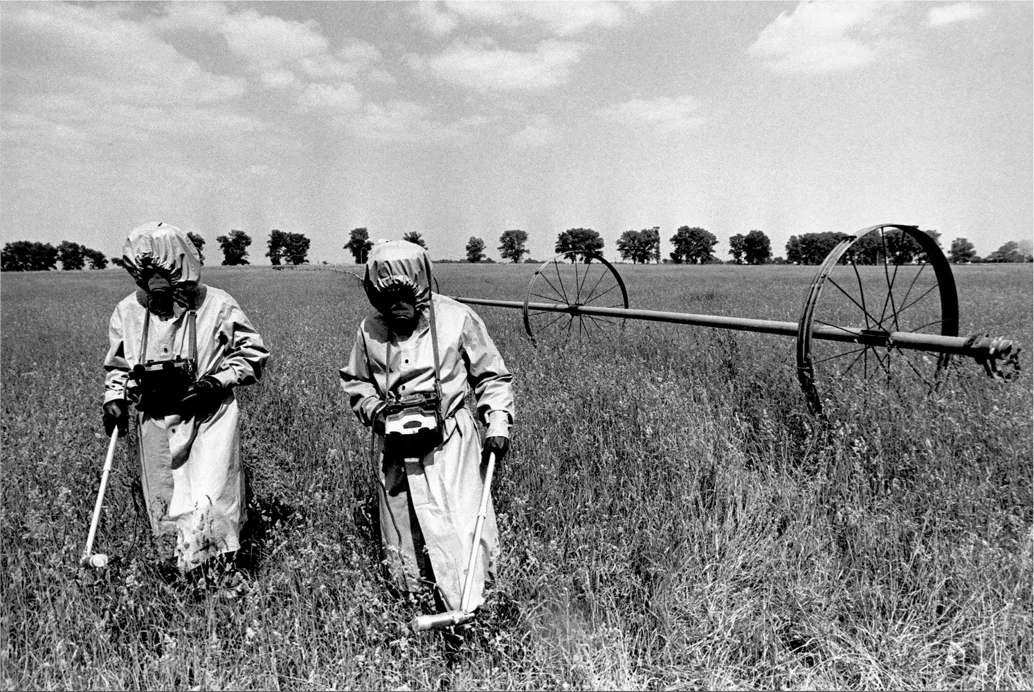 Людзі ў ахоўных касцюмах правяраюць узровень забруджвання глебы